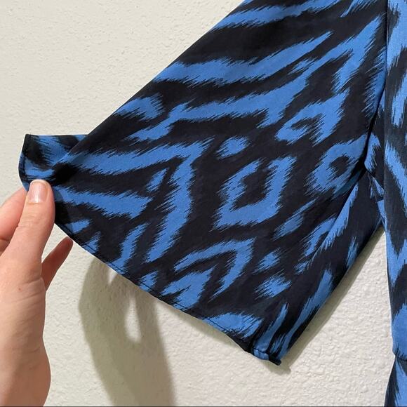 Gigi Parker Blue & Black Animal Print Flutter Sleeve Wrap Top Blouse Womens XS - Picture 6 of 8